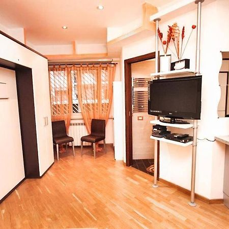 Petite Home In Roma Esterno foto