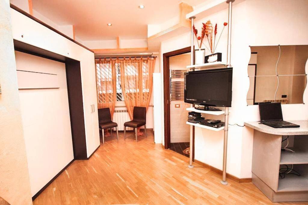 Petite Home In Roma Esterno foto